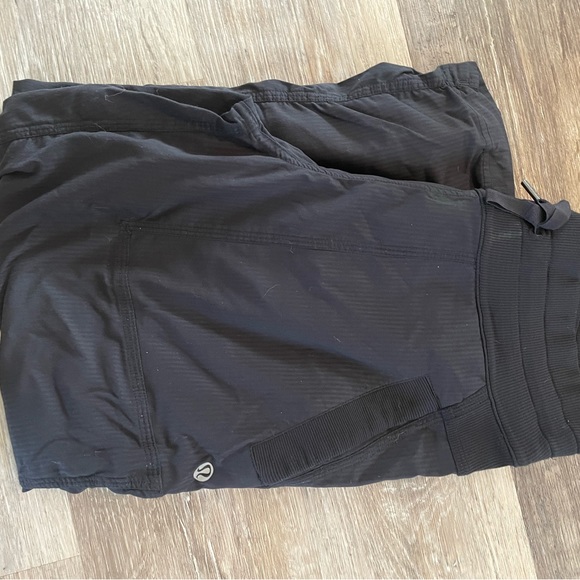 Lululemon Cropped Studio Pants (older style) black size 4 - Picture 4 of 5